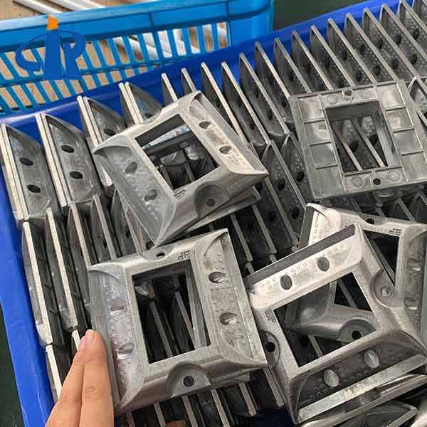 <h3>LED Solar Road Studs in Tunnel Construction</h3>

